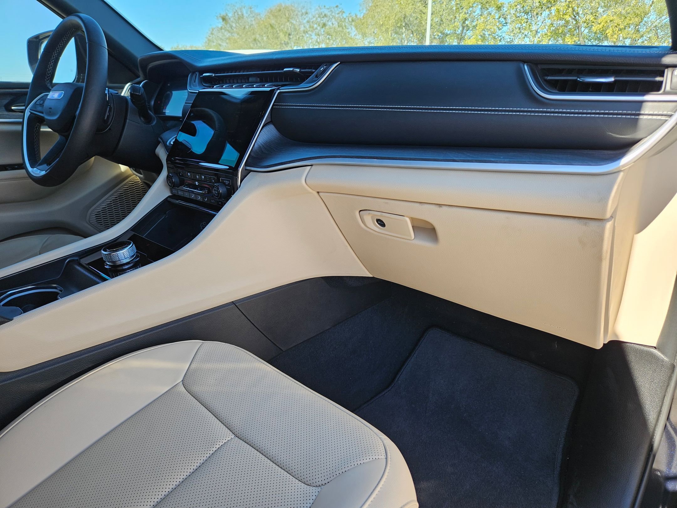 Certified 2024 Jeep Grand Cherokee Limited w/ Luxury Tech Group II image 28