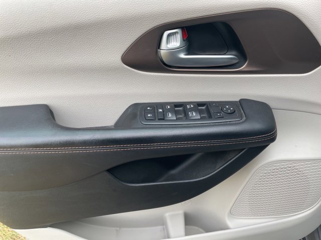 Used 2017 Chrysler Pacifica Touring-L image 18