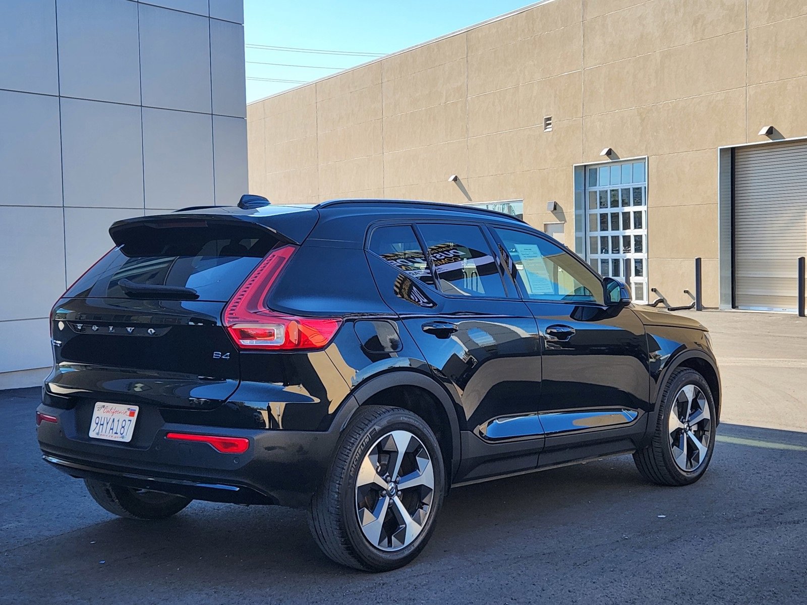 Used 2023 Volvo XC40 B4 Ultimate image 31