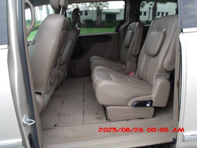Used 2014 Chrysler Town & Country Touring image 12
