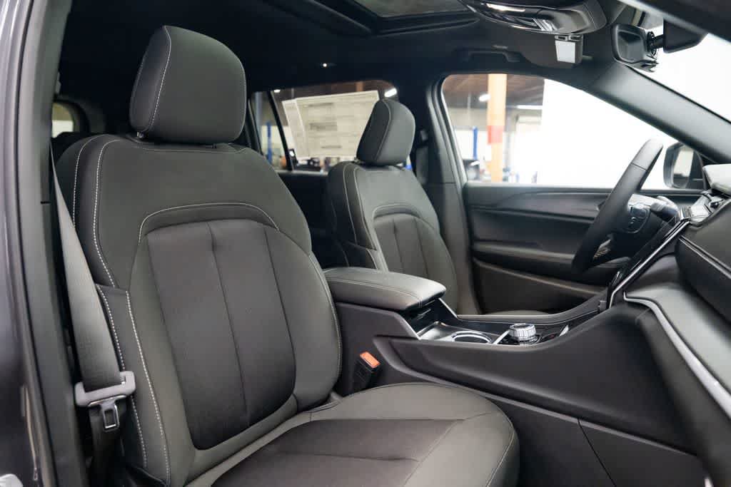 New 2026 Jeep Grand Cherokee L 4WD image 30