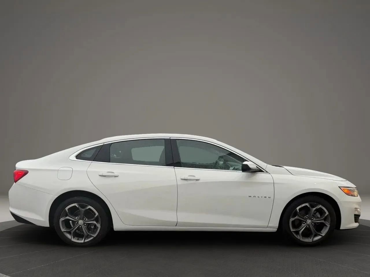 Used 2023 Chevrolet Malibu LT FWD image 4
