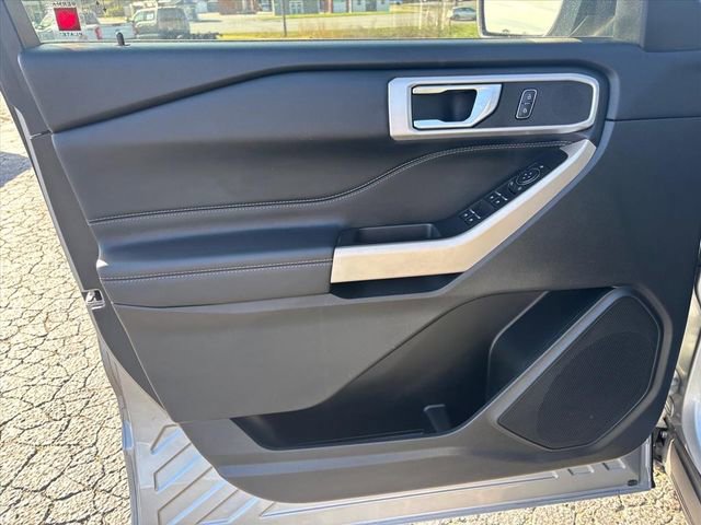 Used 2023 Ford Explorer XLT w/ Equipment Group 202A image 9