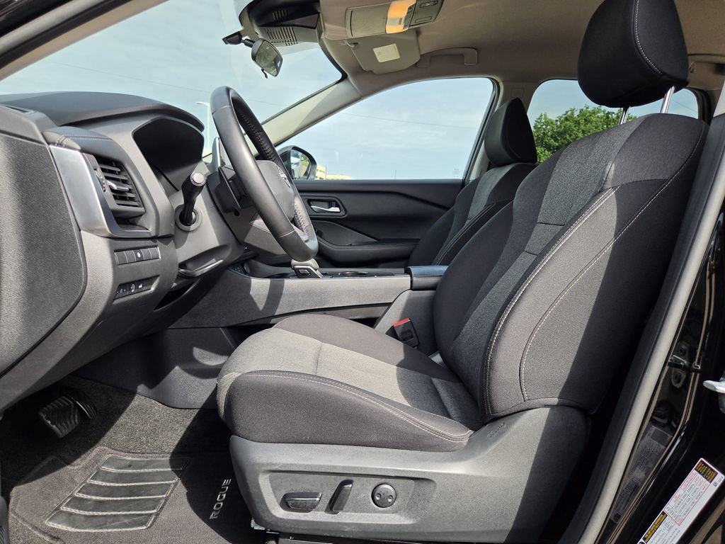 Used 2025 Nissan Rogue SV FWD image 26