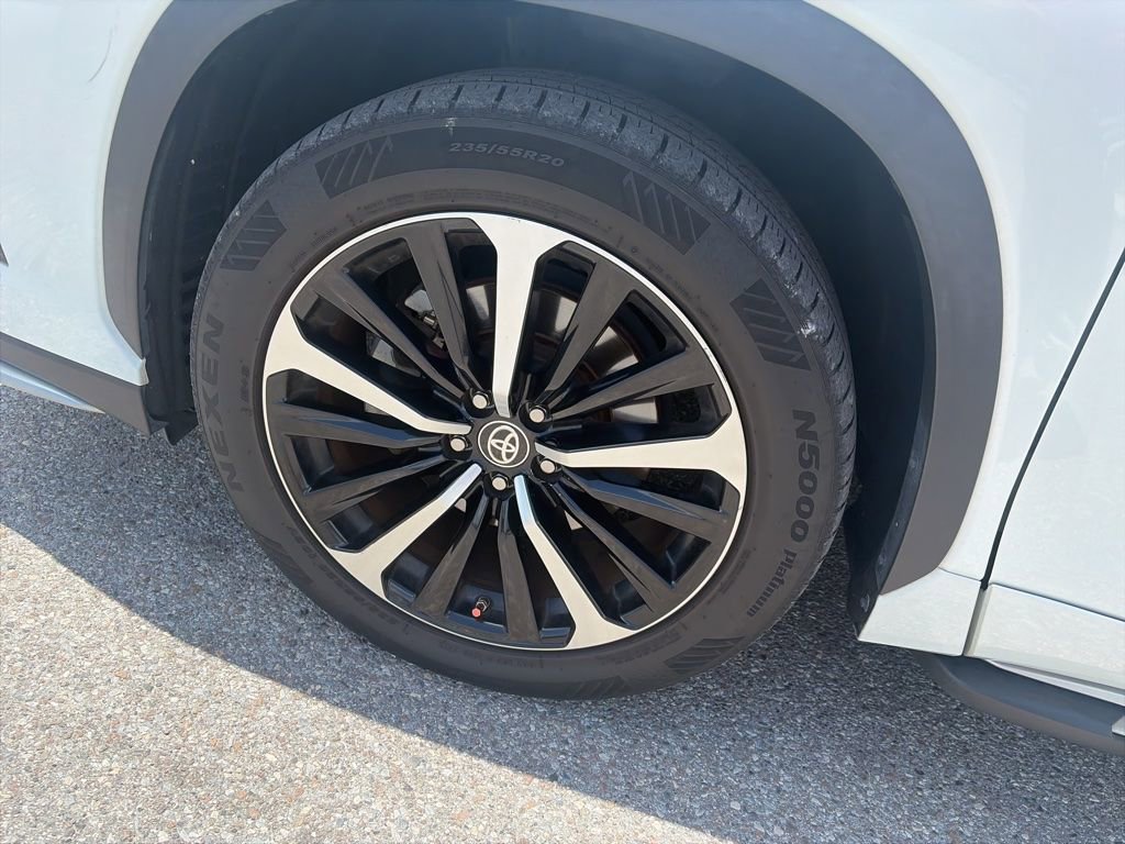 Used 2022 Toyota Highlander XSE FWD image 11