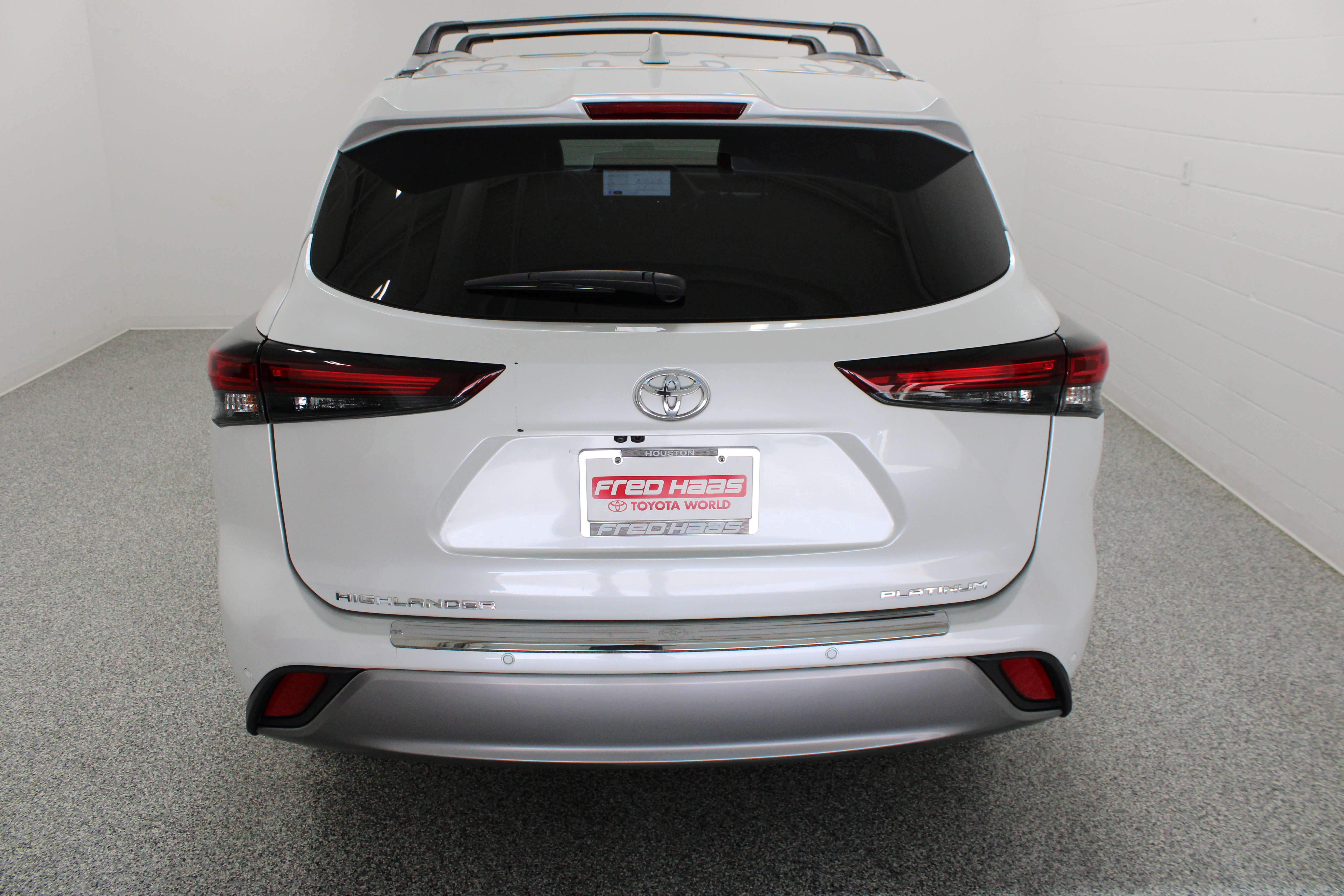 Used 2024 Toyota Highlander Platinum FWD image 8