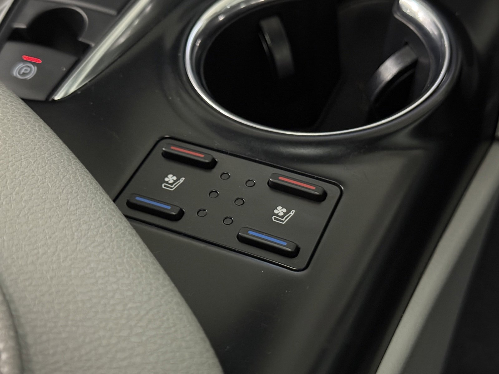 Used 2020 Toyota Camry XLE image 31