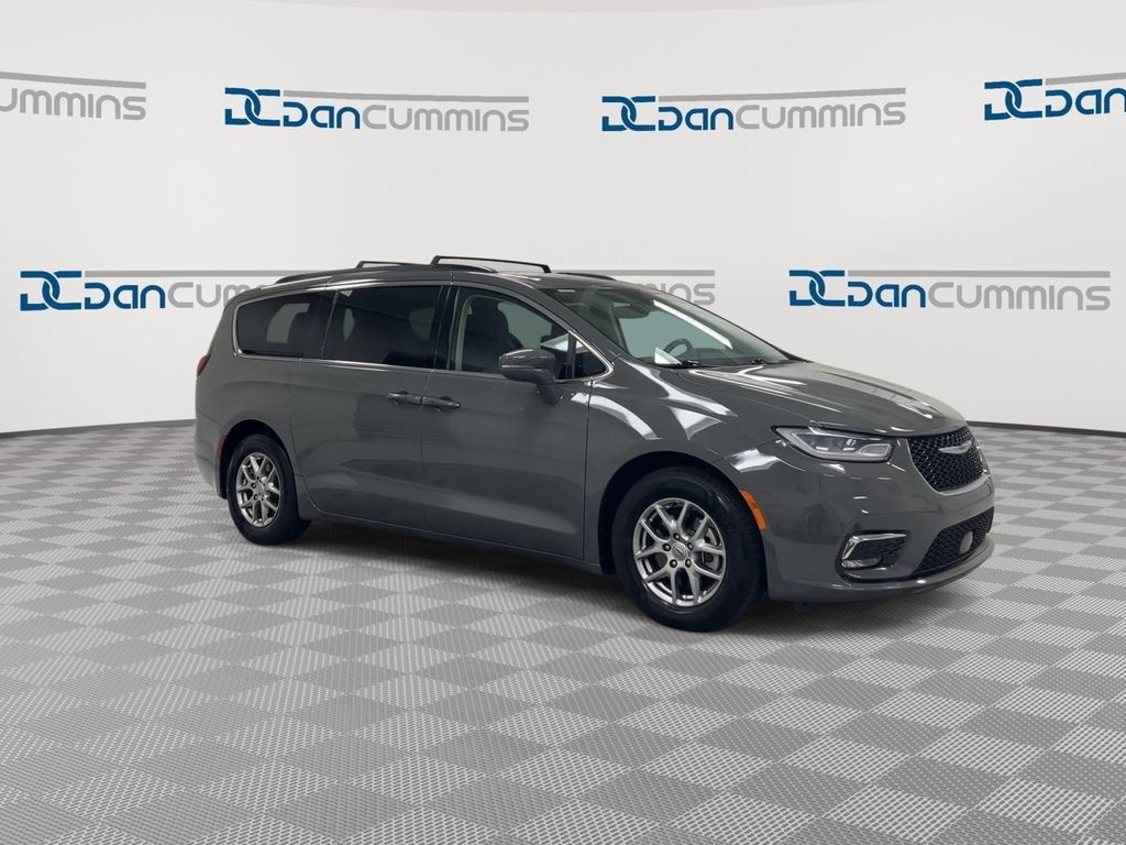 Used 2021 Chrysler Pacifica Touring w/ Uconnect Theater Family Group FWD image 2
