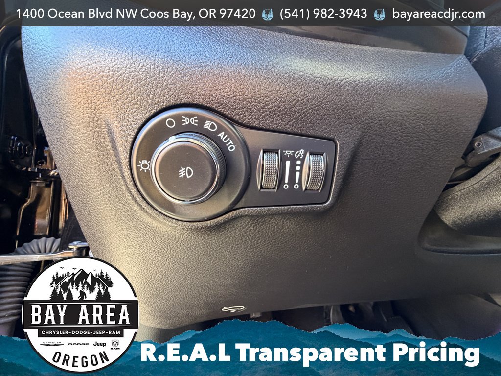 Used 2025 Jeep Compass Latitude w/ Convenience Group AWD/4WD image 19
