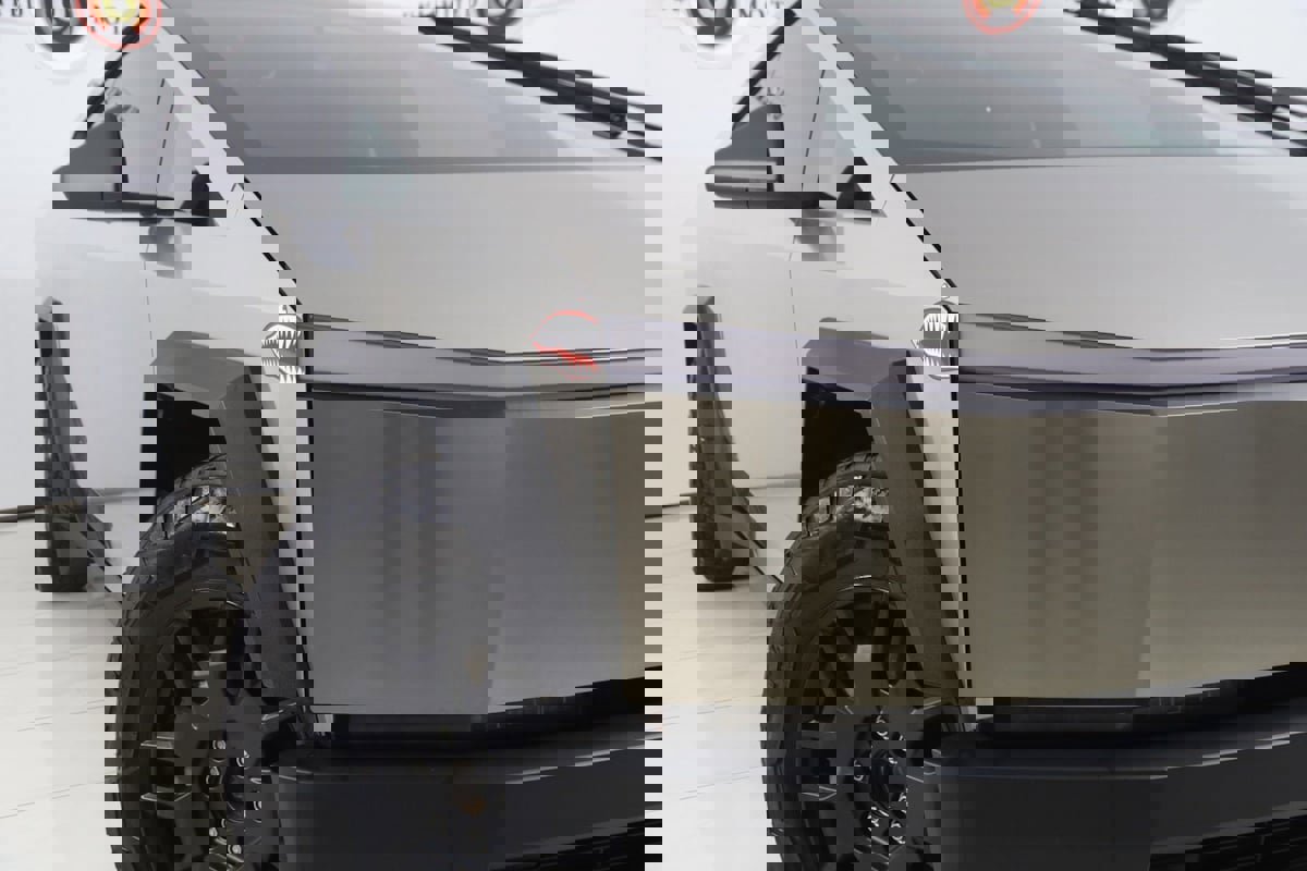 Used 2024 Tesla Cybertruck AWD Crew Cab image 19