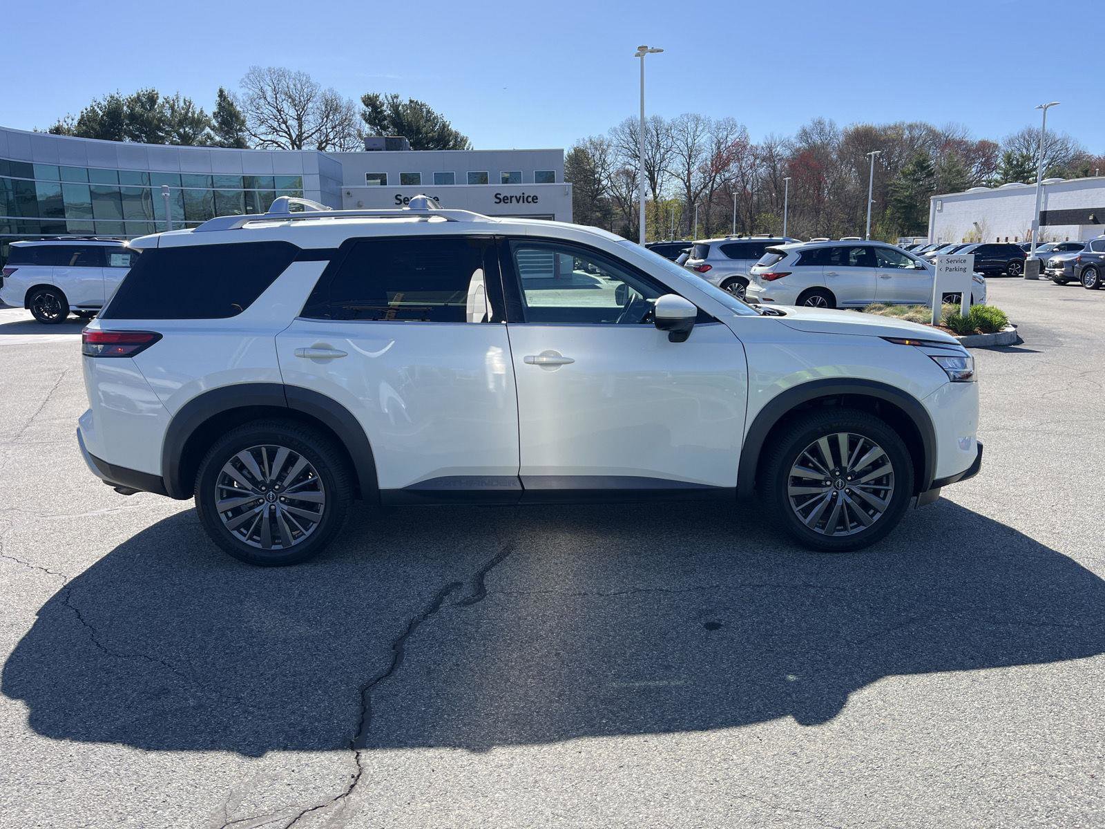 Used 2023 Nissan Pathfinder SL w/ SL Premium Package AWD/4WD image 3