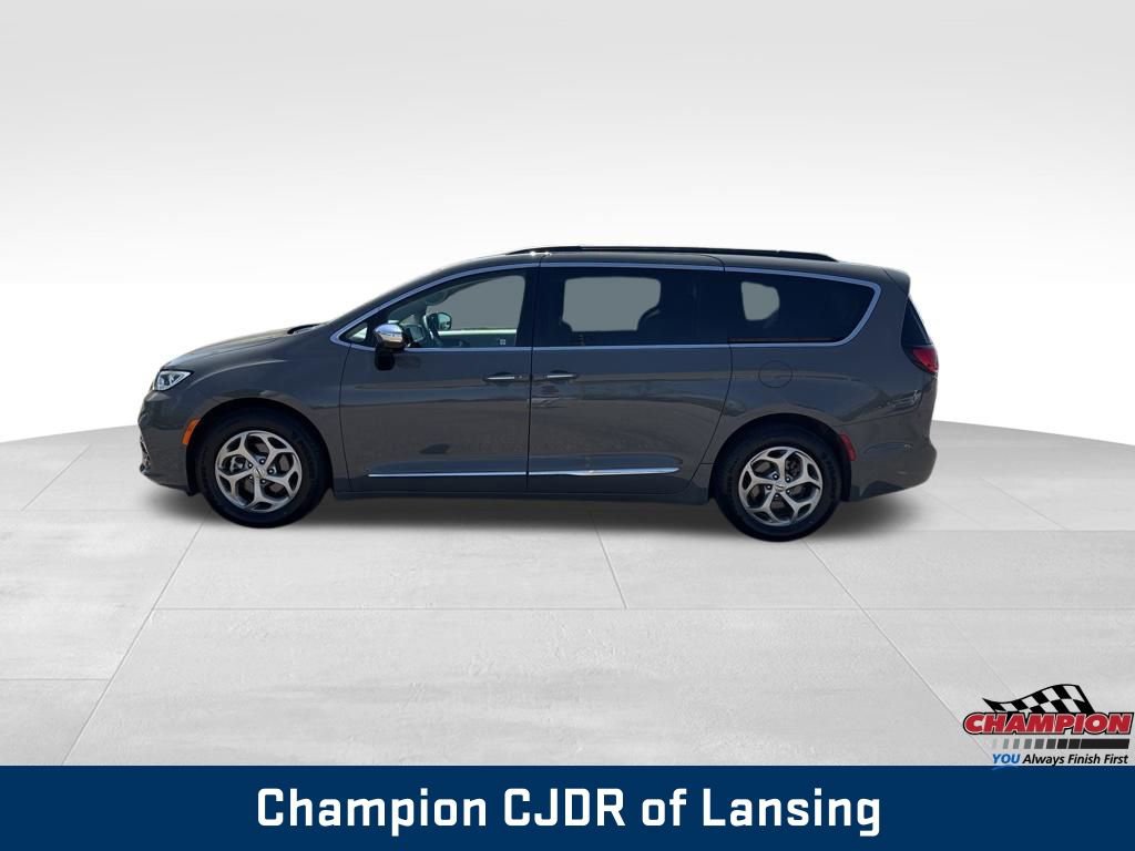 Used 2023 Chrysler Pacifica Limited FWD image 2