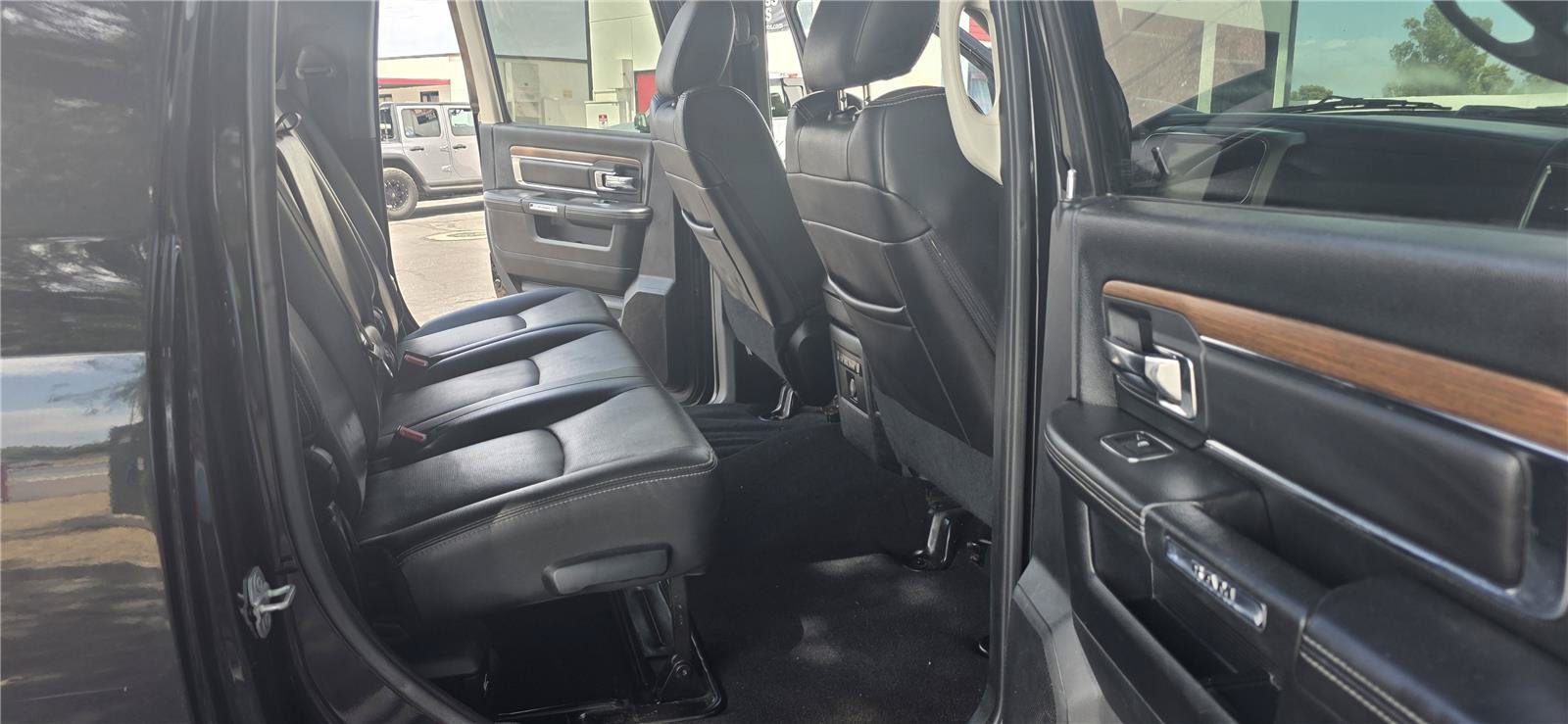 Used 2015 RAM 2500 Laramie w/ Black Appearance Group AWD/4WD image 12