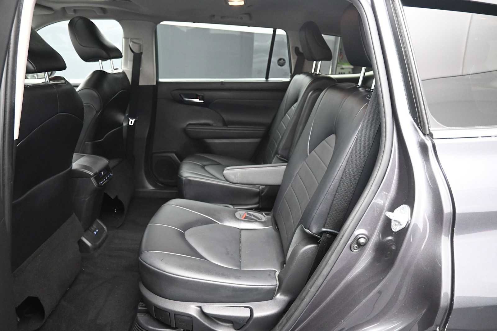 Used 2022 Toyota Highlander XLE AWD/4WD image 21