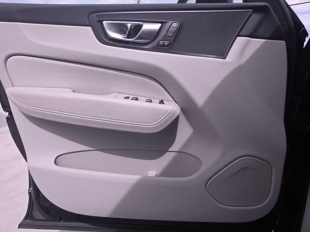 Used 2023 Volvo XC60 B5 Core image 30