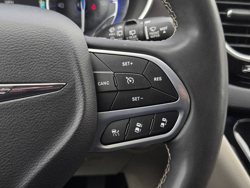 Used 2023 Chrysler Pacifica Touring-L FWD image 21