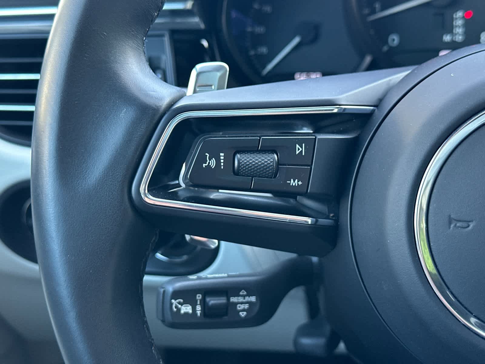 Certified 2025 Porsche Macan AWD/4WD image 26