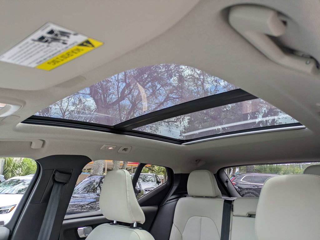 Certified 2024 Volvo XC40 B5 Plus w/ Protection Package Premier AWD/4WD image 24