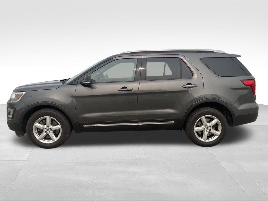 Used 2017 Ford Explorer XLT w/ Equipment Group 202A AWD/4WD image 4