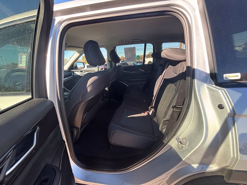 Used 2022 Jeep Grand Cherokee Laredo w/ Luxury Tech Group I AWD/4WD image 49