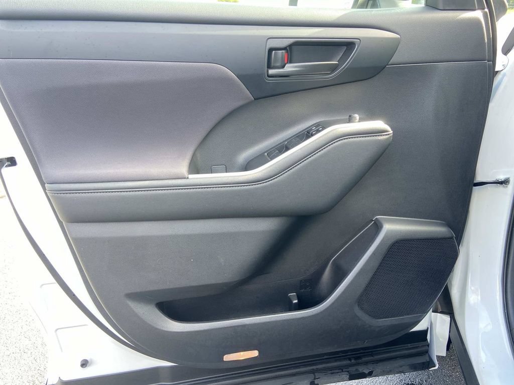 Used 2023 Toyota Highlander LE FWD image 22