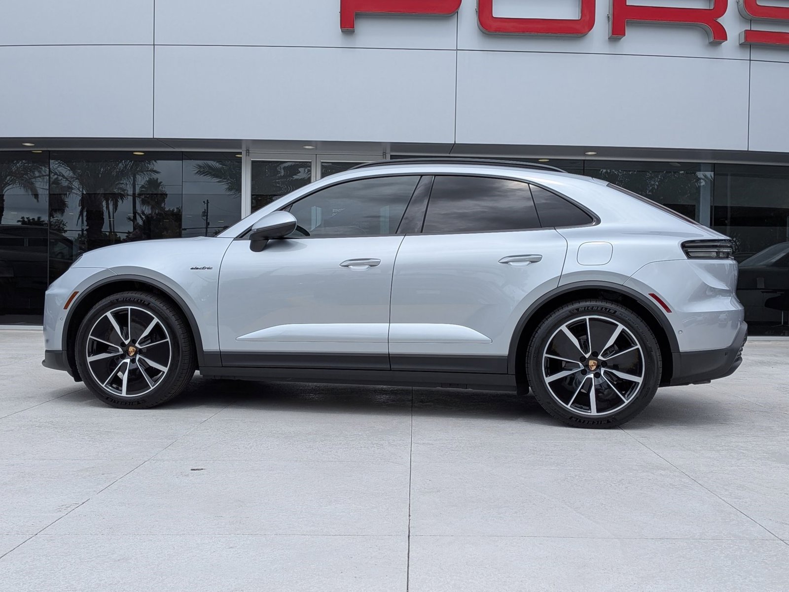 Certified 2025 Porsche Macan Electric RWD image 2