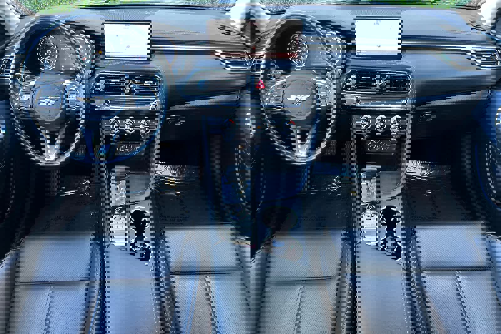 Used 2022 Genesis G70 2.0T image 3