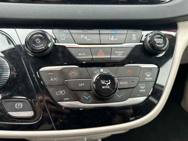 Used 2023 Chrysler Pacifica Touring-L FWD image 19