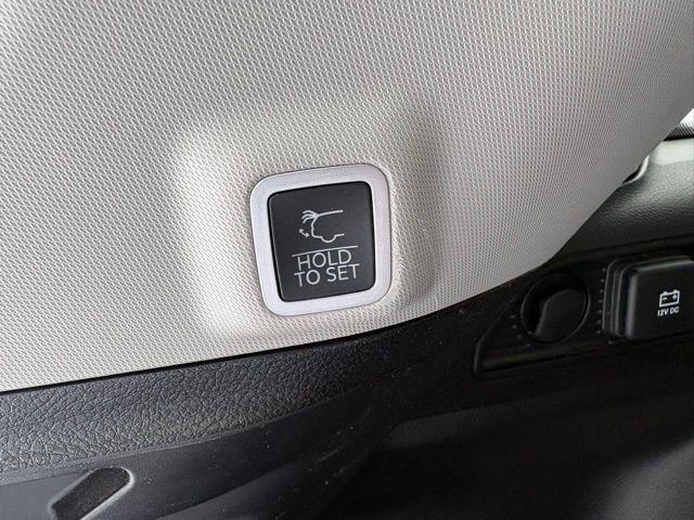 Used 2023 Jeep Grand Cherokee Limited w/ Luxury Tech Group II image 34