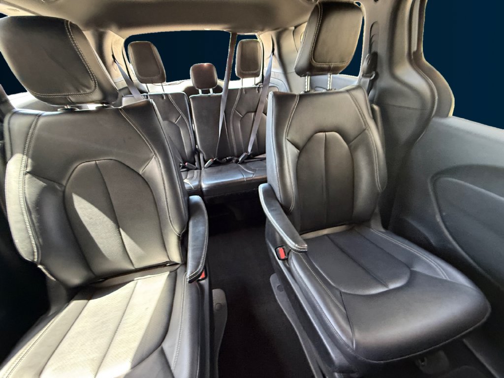 Used 2024 Chrysler Pacifica Limited FWD image 18