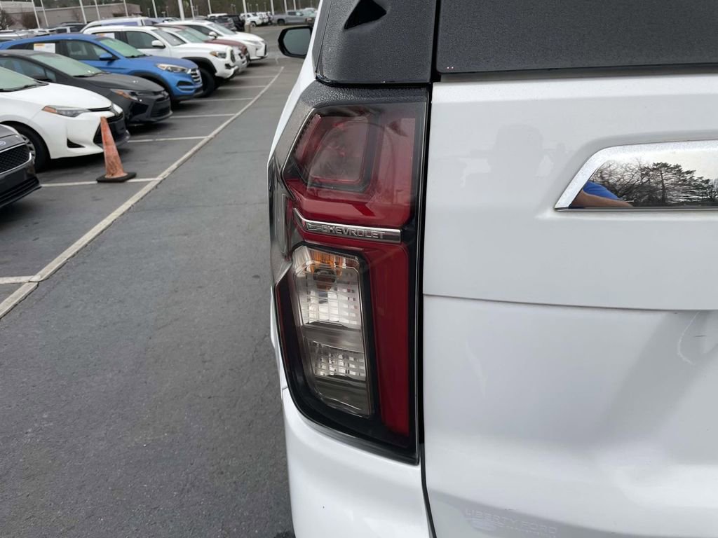 Used 2023 Chevrolet Suburban Premier image 17