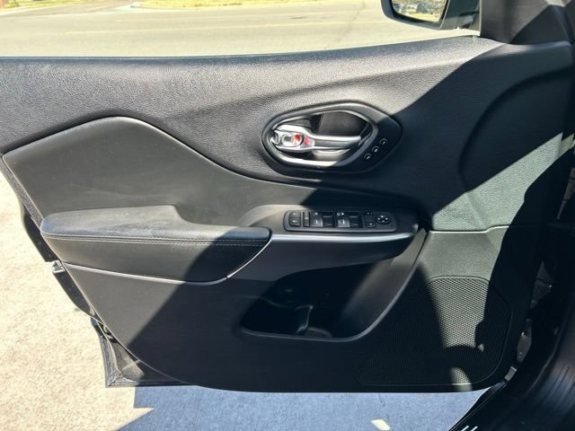 Used 2019 Jeep Cherokee Limited w/ Technology Group AWD/4WD image 11