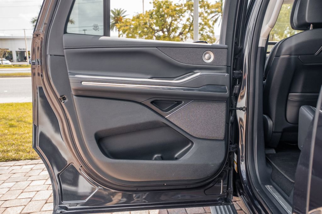Used 2025 Lincoln Navigator L Reserve image 32