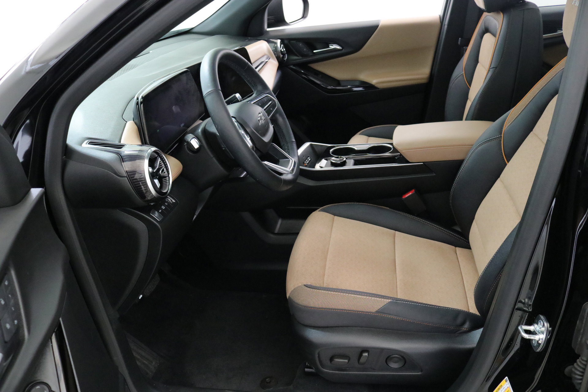 Used 2025 Chevrolet Equinox ACTIV w/ Safety and Technology Package image 23