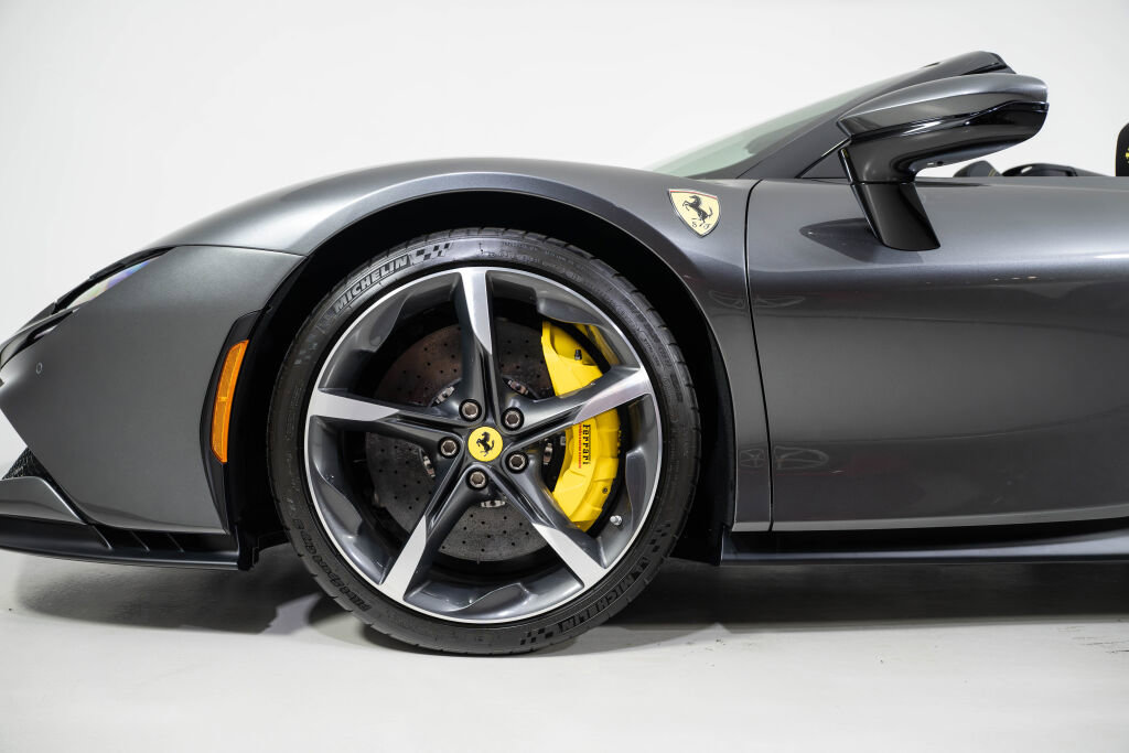 Used 2022 Ferrari SF90 Spider image 14