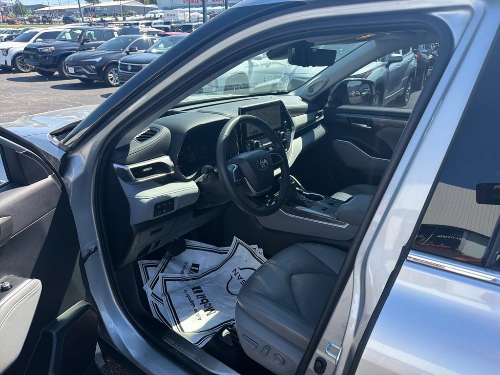 Used 2024 Toyota Highlander Platinum AWD/4WD image 15