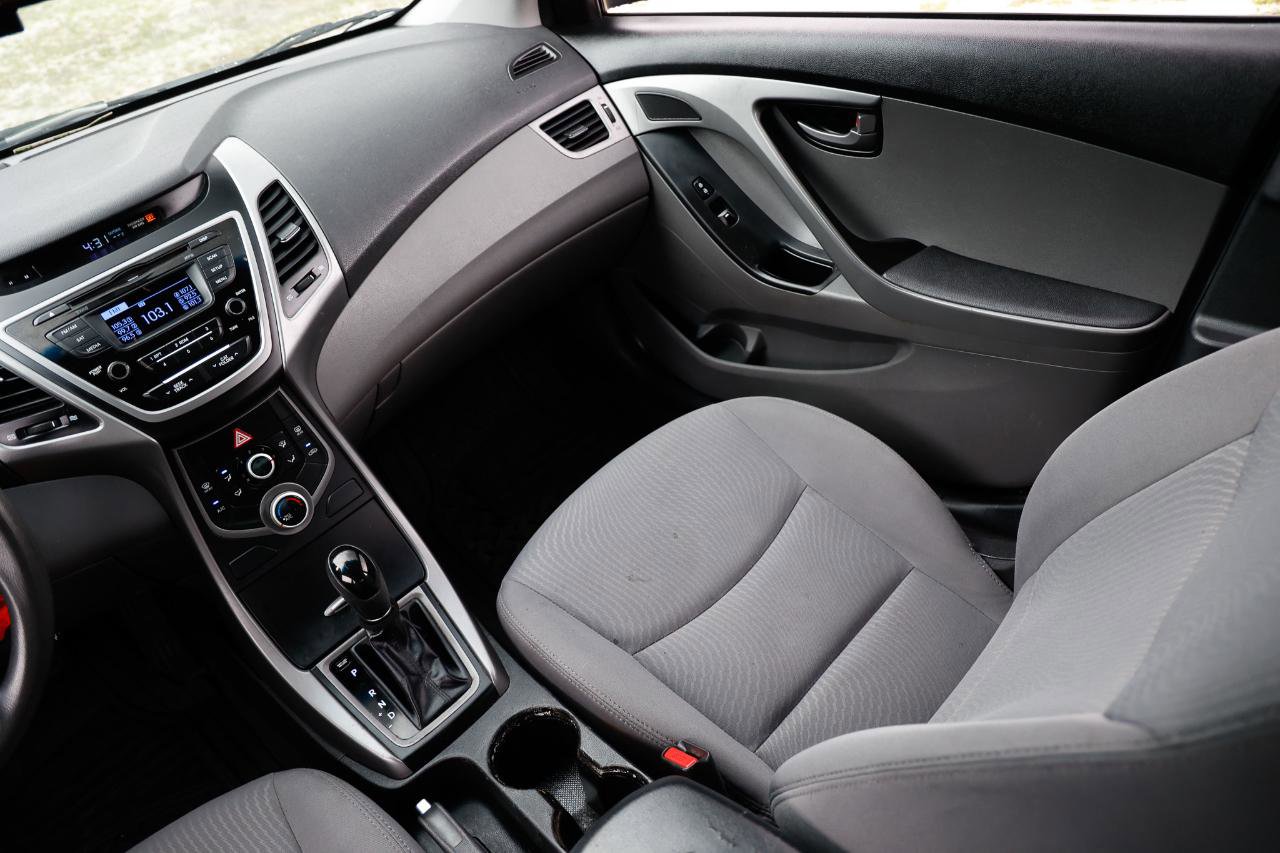 Used 2015 Hyundai Elantra SE image 21