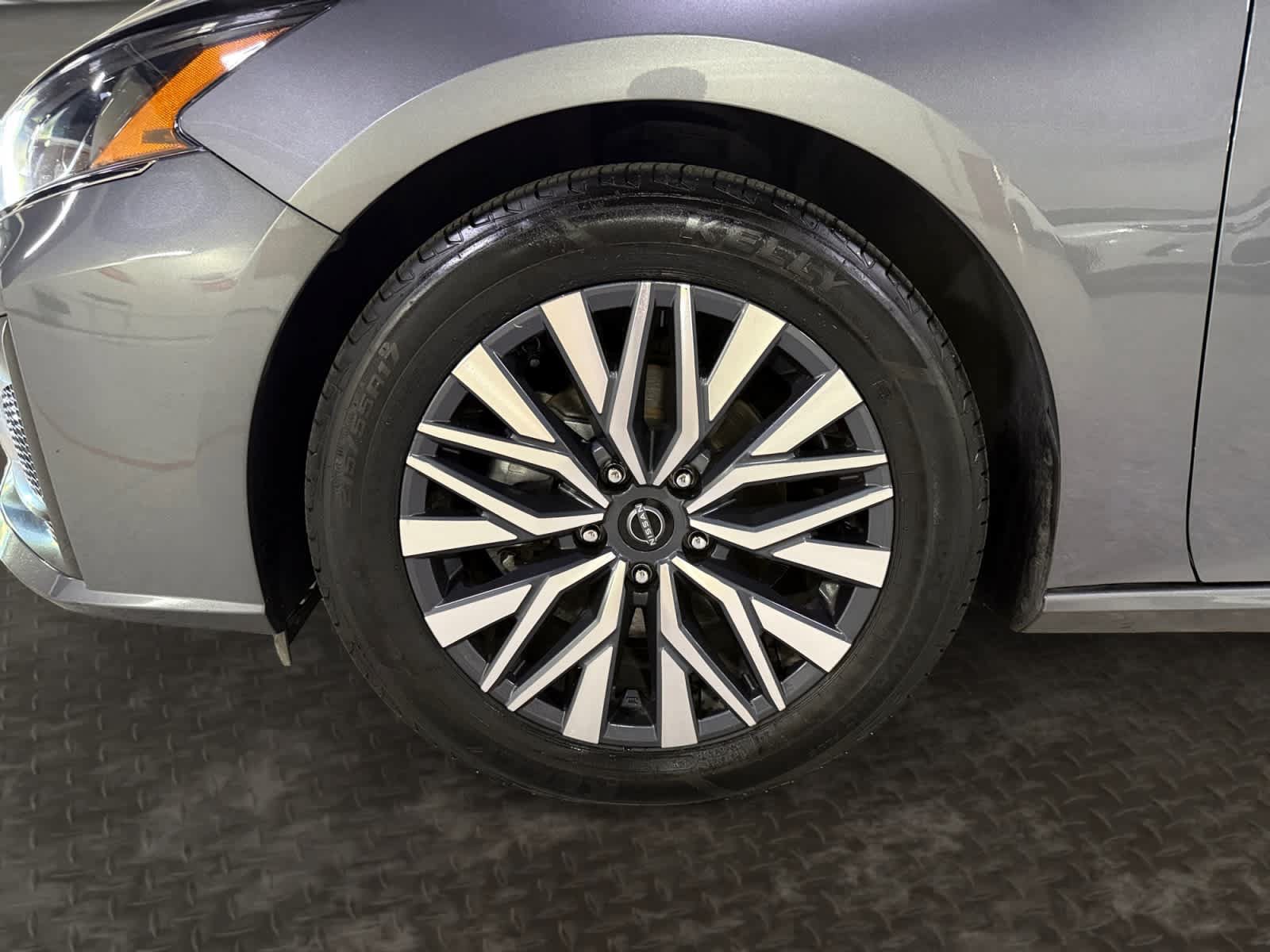 Used 2025 Nissan Altima 2.5 SV FWD image 21