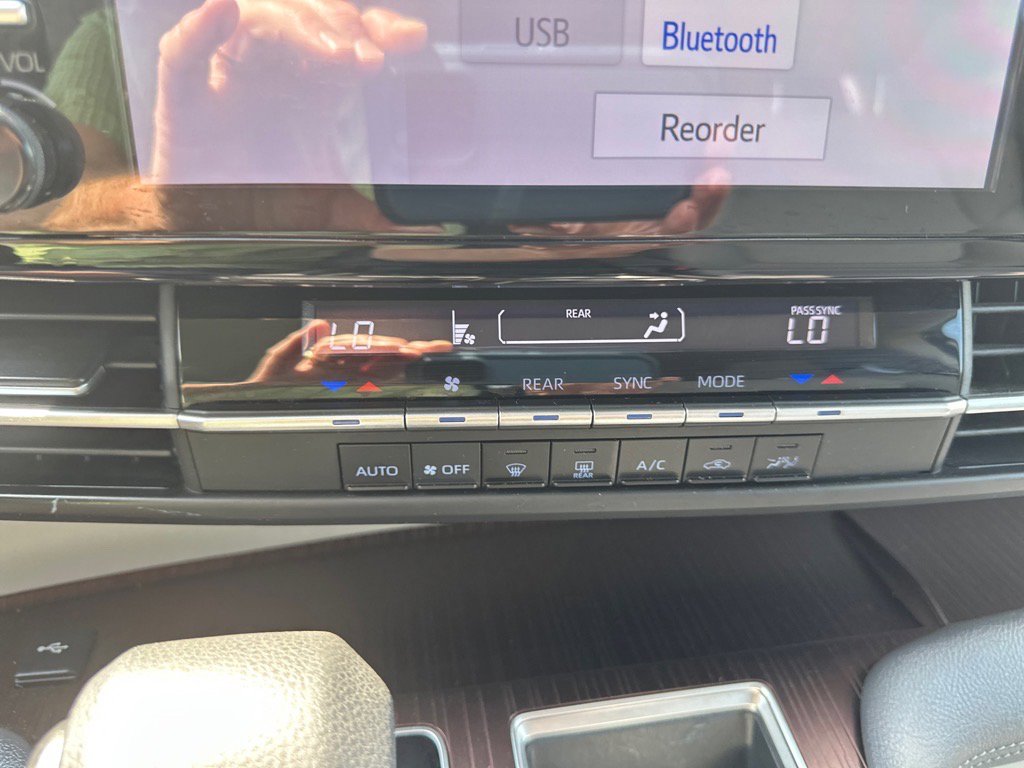 Used 2022 Toyota Sienna LE image 39