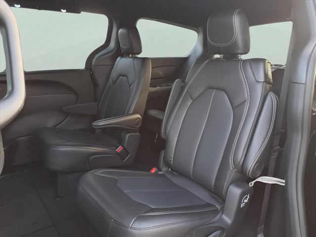 New 2025 Chrysler Voyager LX image 16