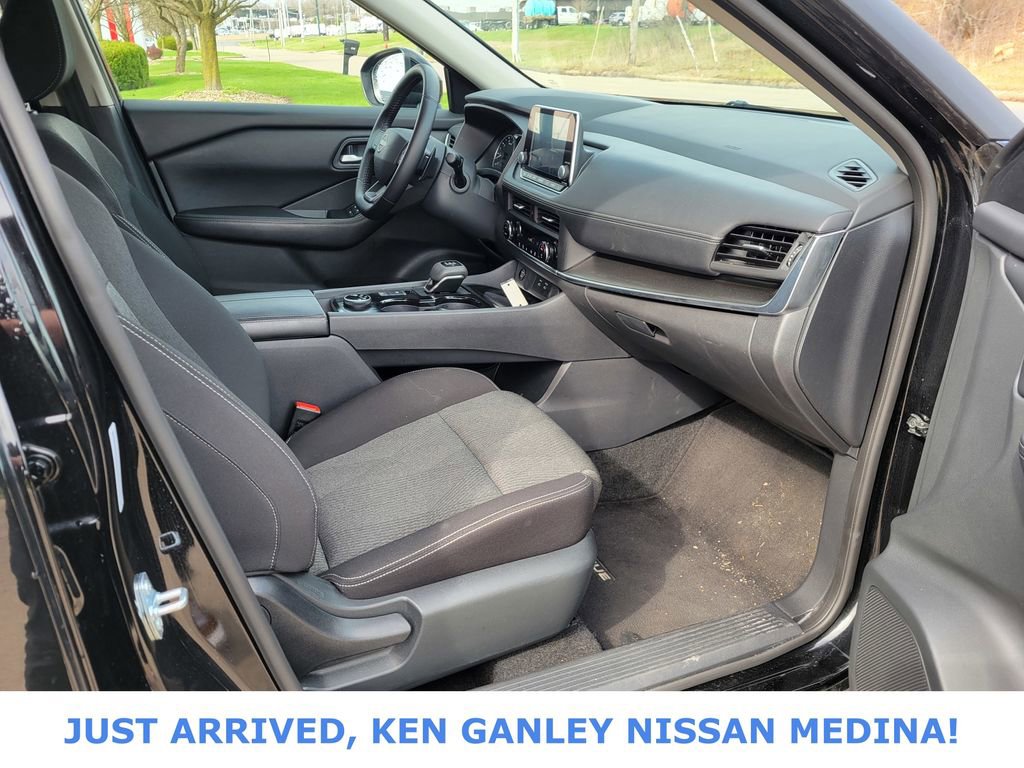 Certified 2025 Nissan Rogue SV image 22