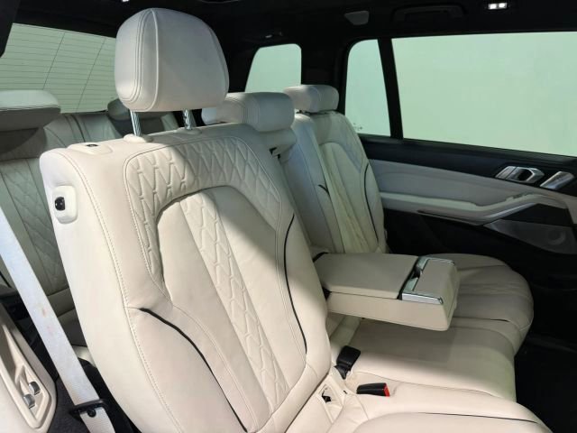 Used 2020 BMW X7 M50i w/ Dynamic Handling Package image 29