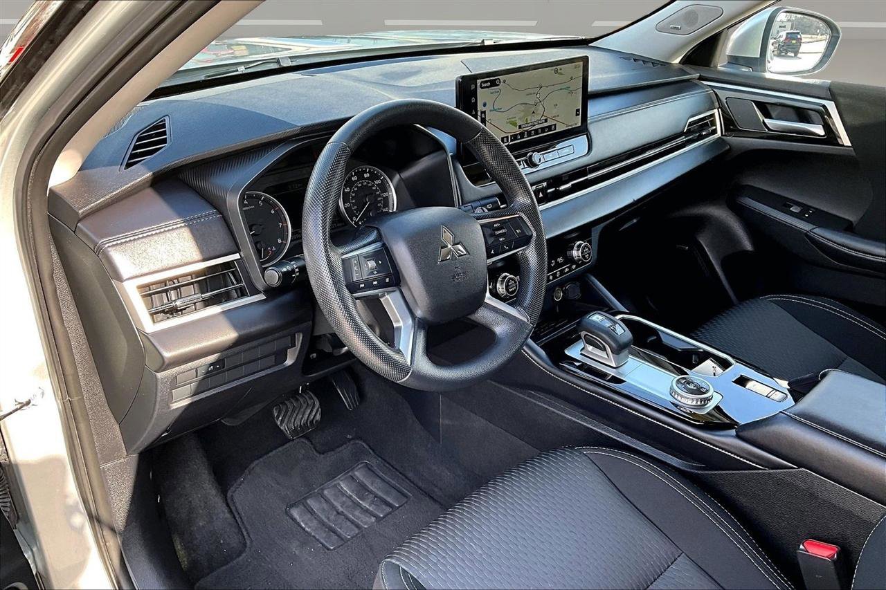 Used 2025 Mitsubishi Outlander ES image 18