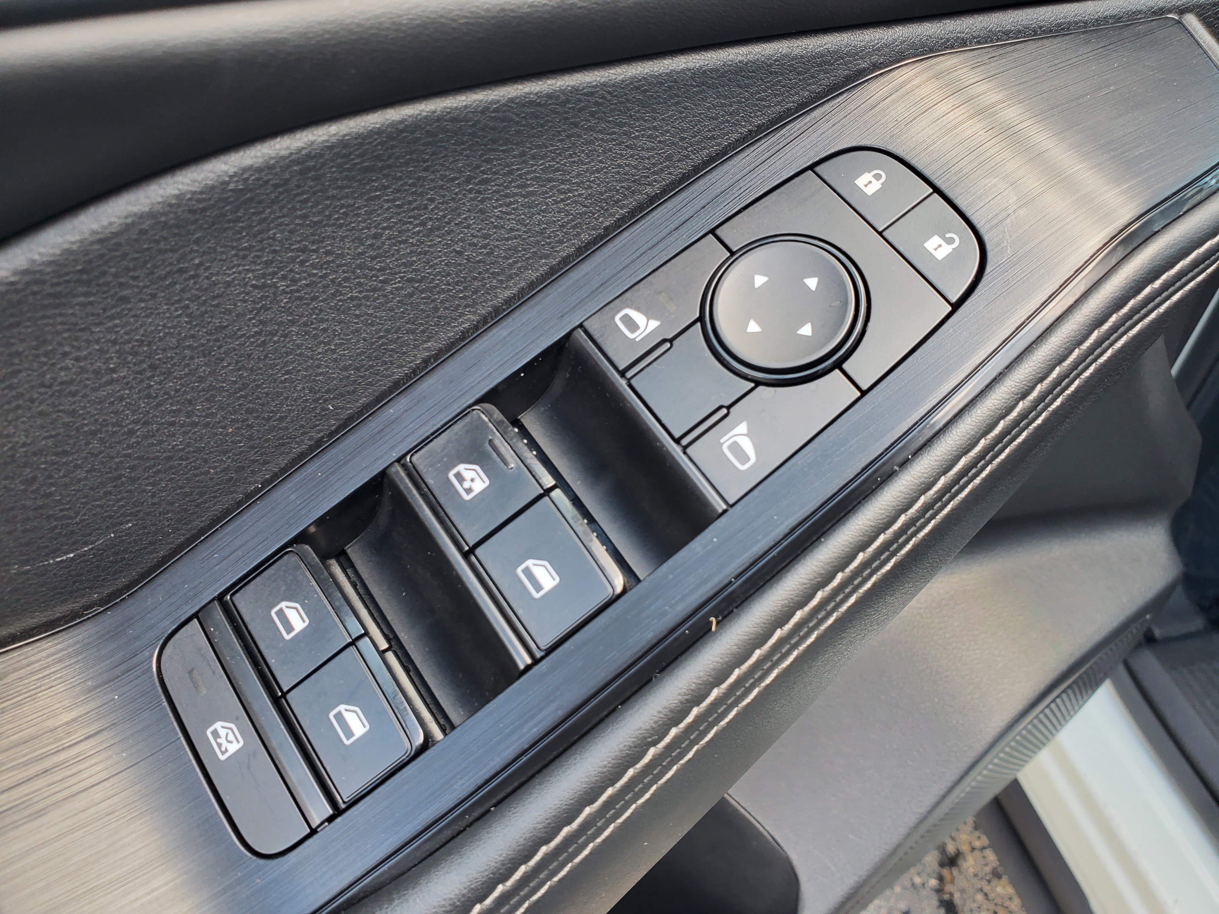 Used 2022 Nissan Rogue SV w/ SV Premium Package image 30