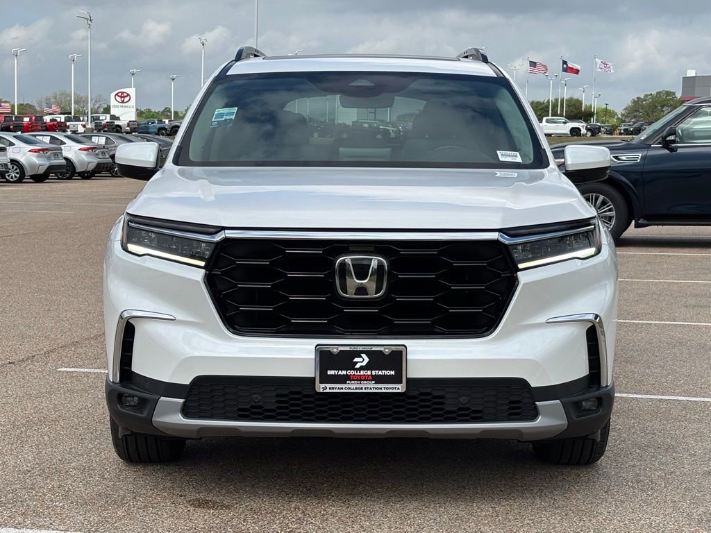 Used 2025 Honda Pilot Touring image 3