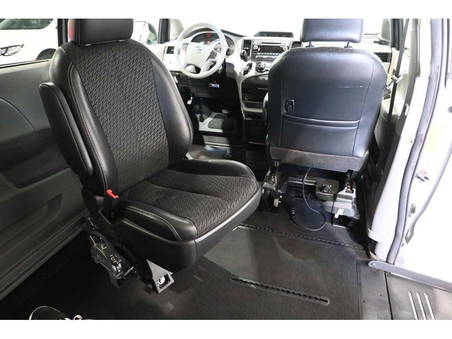 Used 2013 Toyota Sienna SE image 21