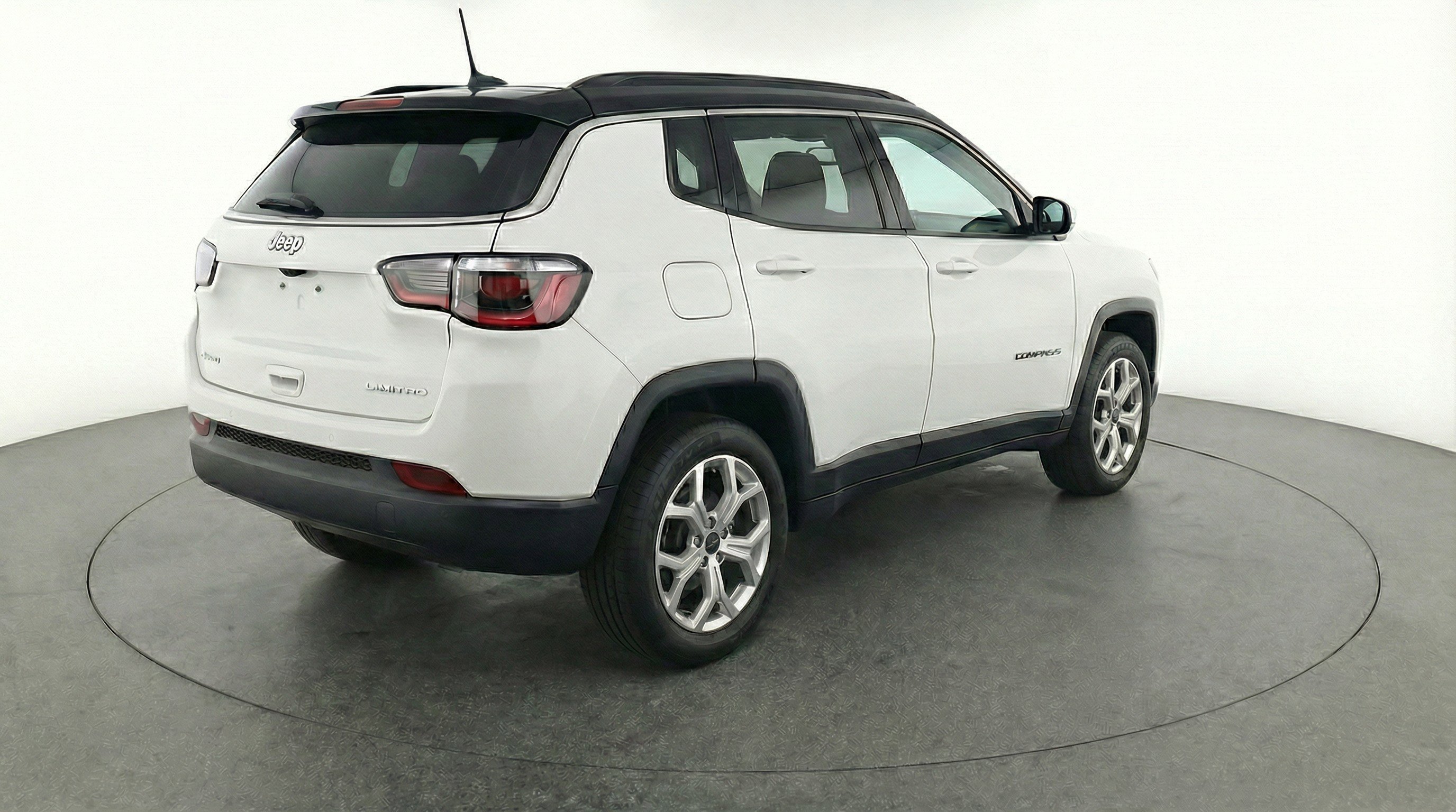 Used 2025 Jeep Compass Latitude AWD/4WD image 9