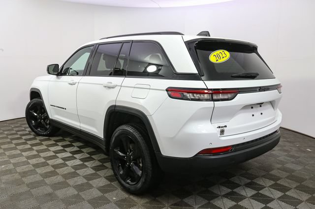 Used 2023 Jeep Grand Cherokee Altitude AWD/4WD image 8