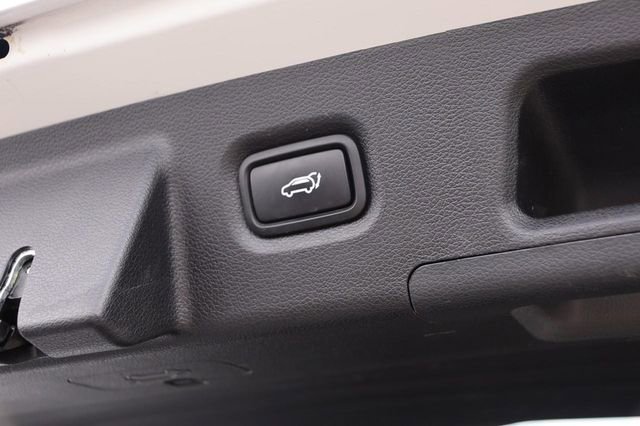 Used 2023 Hyundai Santa Fe SEL w/ Premium Package image 8