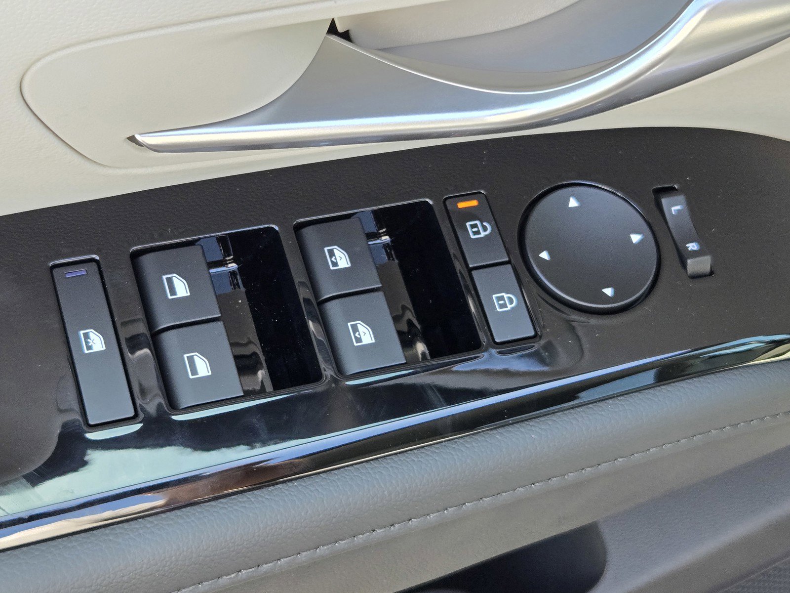 New 2025 Hyundai Tucson Limited image 17